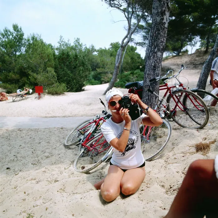 Gerahmter Druck : Frau an einem Strand auf Mallorca, Spanien