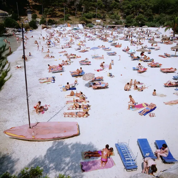 Gerahmter Druck : Mallorca. Sonnenanbeter an der Platja de Santanyi Gerahmter Druck : Mallorca. Sonnenanbeter an der Platja de Santanyi