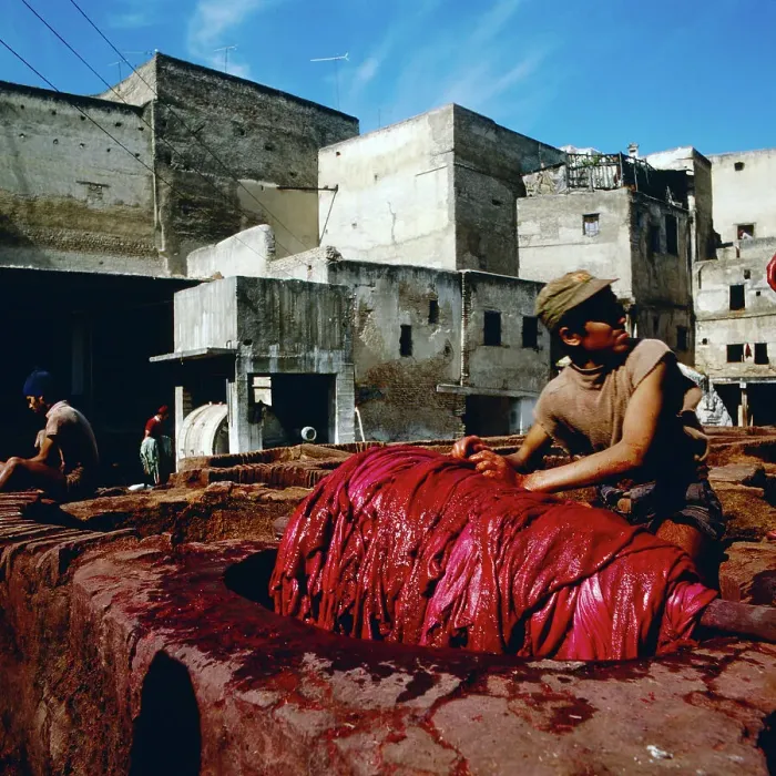 Gerahmter Druck : Marokko. Ledergebraer bei der Lederbehandlung in einer Töpferei in Fes, Marokko circa 1985 Gerahmter Druck : Marokko. Ledergebraer bei der Lederbehandlung in einer Töpferei in Fes, Marokko circa 1985