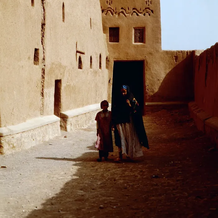 Gerahmter Druck : Marokko. Mutter und Tochter in der Taourirt-Kasbah von Ouarzazate im Jahr 1985, Marokko Gerahmter Druck : Marokko. Mutter und Tochter in der Taourirt-Kasbah von Ouarzazate im Jahr 1985, Marokko