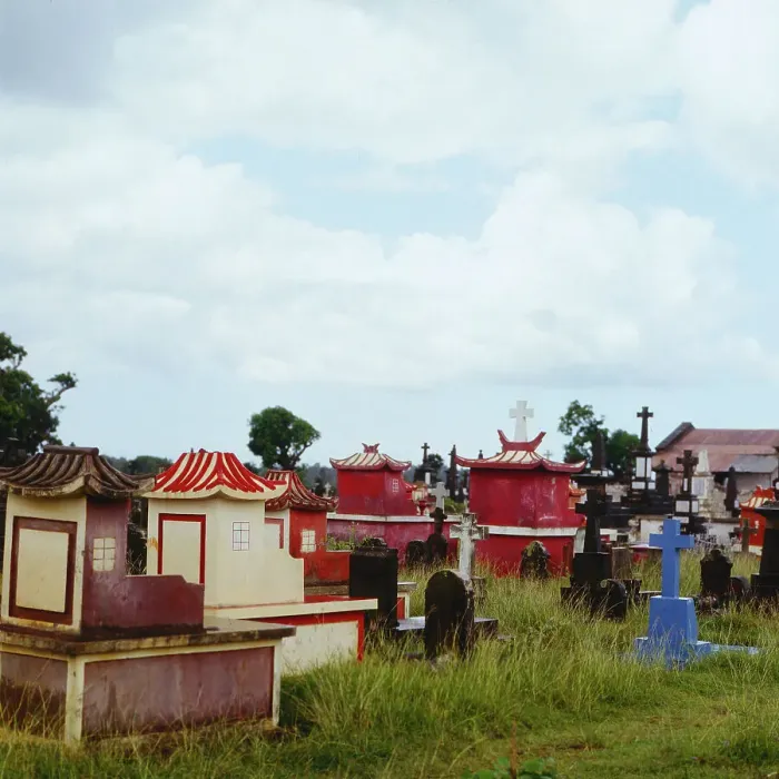 Gerahmter Druck : Mauritius. Friedhof mit chinesischen und christlichen Grabmalen in Mauritius Gerahmter Druck : Mauritius. Friedhof mit chinesischen und christlichen Grabmalen in Mauritius