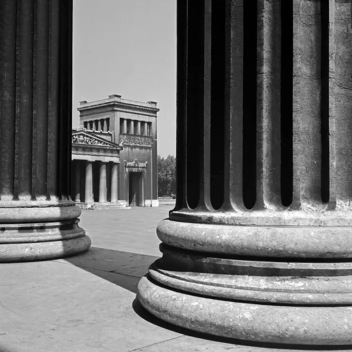 Gerahmter Druck : München. Blick zwischen Säulen hindurch auf die Propyläen am Königsplatz in München Gerahmter Druck : München. Blick zwischen Säulen hindurch auf die Propyläen am Königsplatz in München