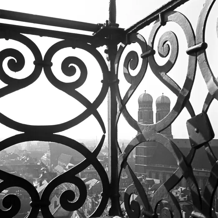 Gerahmter Druck : München. Ein Blick auf die Frauenkirche in München aus dem Turm der Kirche St Gerahmter Druck : München. Ein Blick auf die Frauenkirche in München aus dem Turm der Kirche St