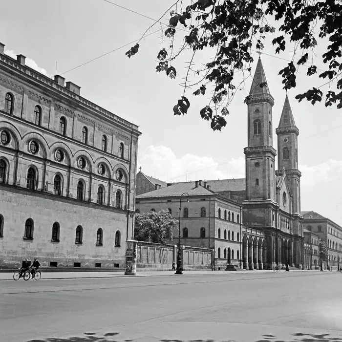 Gerahmter Druck : München. Die katholische Pfarr- und Universitätskirche St Gerahmter Druck : München. Die katholische Pfarr- und Universitätskirche St