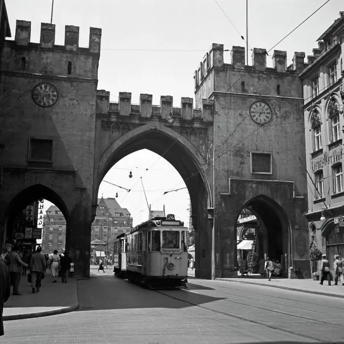 Gerahmter Druck : München. Die Straßenbahnlinie Nr. 24 Richtung Ramersdorf führt durch das Gerahmter Druck : München. Die Straßenbahnlinie Nr. 24 Richtung Ramersdorf führt durch das