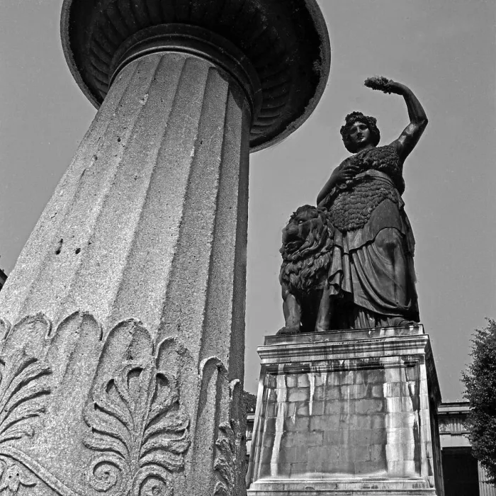Gerahmter Druck : München. Hall of Fame und Statuendes Bayern an der westlichen Seite der Gerahmter Druck : München. Hall of Fame und Statuendes Bayern an der westlichen Seite der