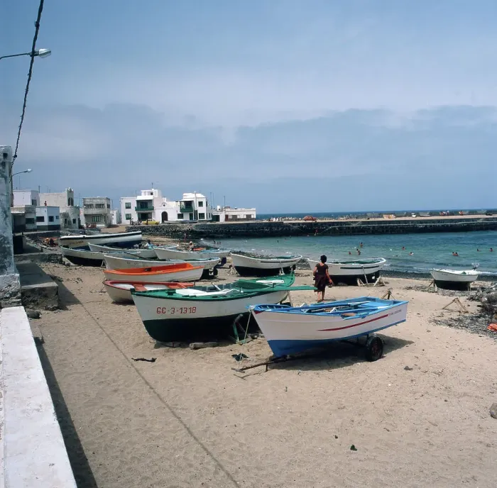 Gerahmter Druck : Lanzarote. Fischereibooten im Hafen des Fischerdorfes La Caleta auf der Gerahmter Druck : Lanzarote. Fischereibooten im Hafen des Fischerdorfes La Caleta auf der