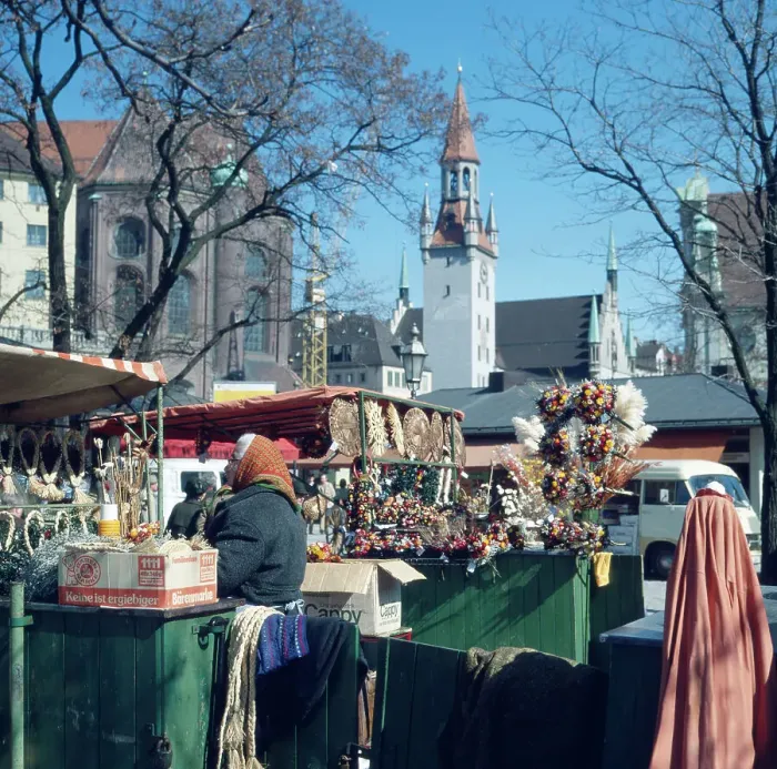 Gerahmter Druck : München, 1985. Der traditionelle Viktualienmarkt im historischen Zentrum der Altstadt