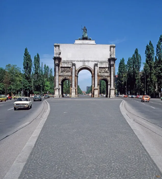 Gerahmter Druck : Das Siegestor in München, 1985. Gerahmter Druck : Das Siegestor in München, 1985.