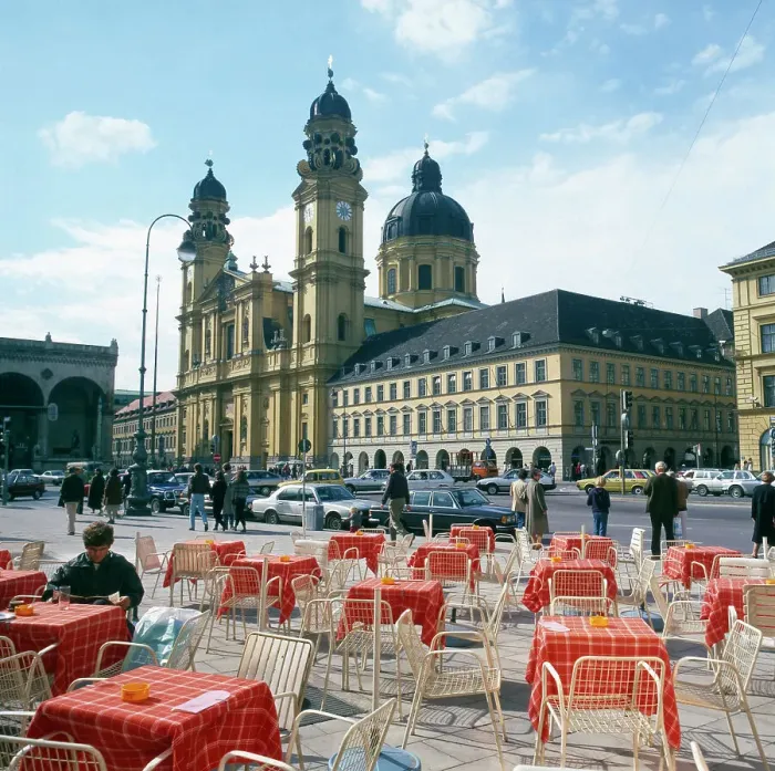 Gerahmter Druck : München, 1985 Die Theatinerkirche St.Kajetan am Odeonsplatz München Gerahmter Druck : München, 1985 Die Theatinerkirche St.Kajetan am Odeonsplatz München