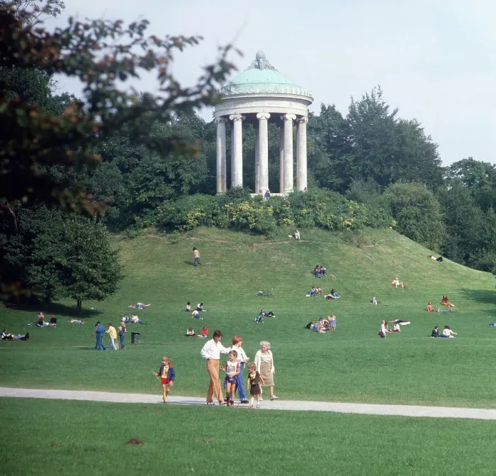 Gerahmter Druck : München, 1985. Schwabing. Blick zum Monopteros-Tempel im Englischen Garten Gerahmter Druck : München, 1985. Schwabing. Blick zum Monopteros-Tempel im Englischen Garten