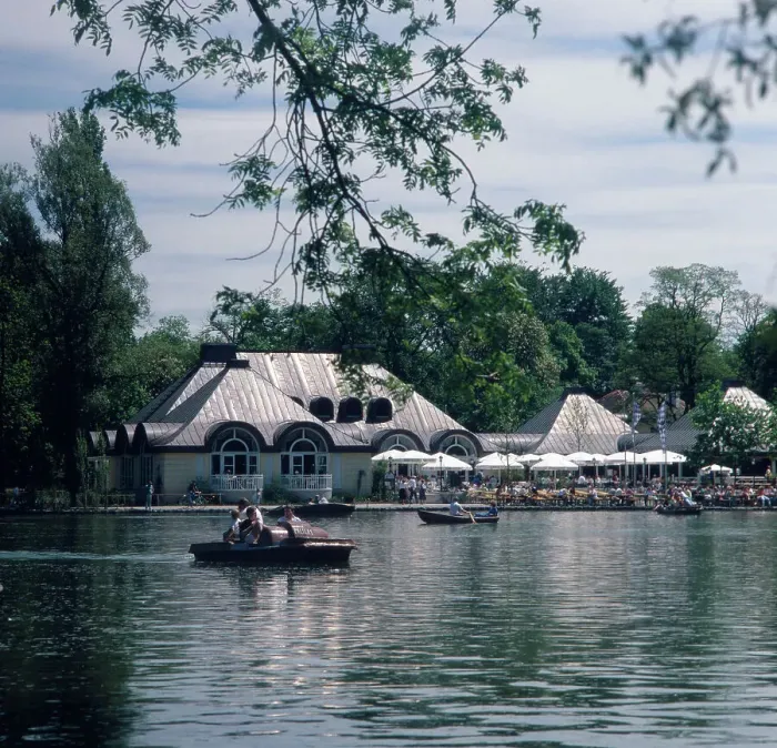 Gerahmter Druck : München, 1985. Schwabing. Das Seehaus, Restaurant und Biergarten am Kleinhesseloher Gerahmter Druck : München, 1985. Schwabing. Das Seehaus, Restaurant und Biergarten am Kleinhesseloher