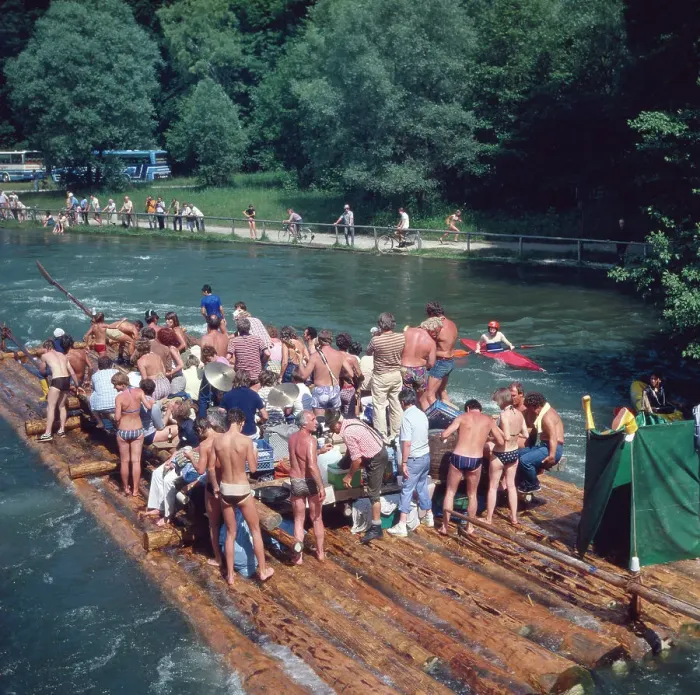 Gerahmter Druck : München. ' Sommer 1985, Fahrt mit Ruderboot auf dem Isarufer von Wolfratshausen Gerahmter Druck : München. ' Sommer 1985, Fahrt mit Ruderboot auf dem Isarufer von Wolfratshausen