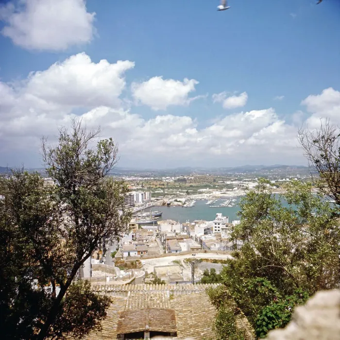 Gerahmter Druck : Spanien. Blick über den Hafen einer balearischen Insel, Spanien Ende der 1980er Jahre Gerahmter Druck : Spanien. Blick über den Hafen einer balearischen Insel, Spanien Ende der 1980er Jahre