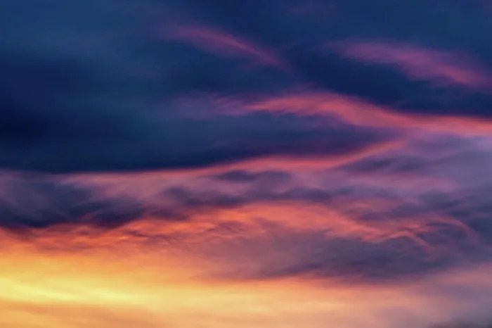 Gerahmter Druck : Abstrakte Sonnenuntergang eines spektakulären Himmels voller Wolken. Gerahmter Druck : Abstrakte Sonnenuntergang eines spektakulären Himmels voller Wolken.