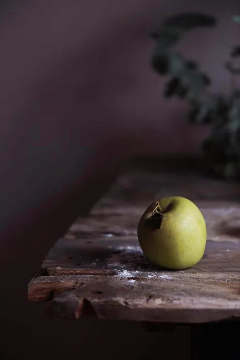 Gerahmter Druck : Äpfel auf einem alten Tisch in einer Küche. Gerahmter Druck : Äpfel auf einem alten Tisch in einer Küche.