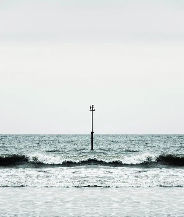 Gerahmter Druck : Leuchtturm und Meereswellen.