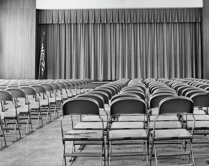 Gerahmter Druck : Leere Stühle in einem Auditorium einer Schule. Gerahmter Druck : Leere Stühle in einem Auditorium einer Schule.