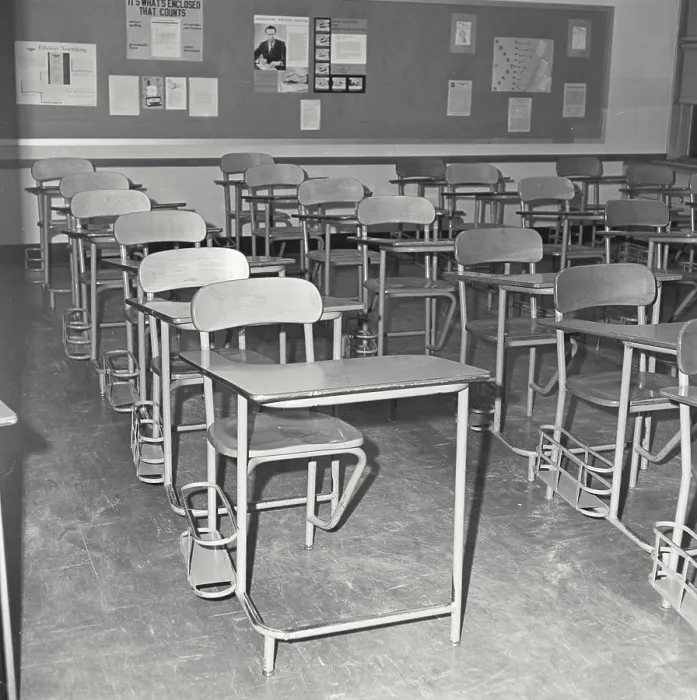 Gerahmter Druck : Leere Stühle in einem Klassenzimmer. Gerahmter Druck : Leere Stühle in einem Klassenzimmer.