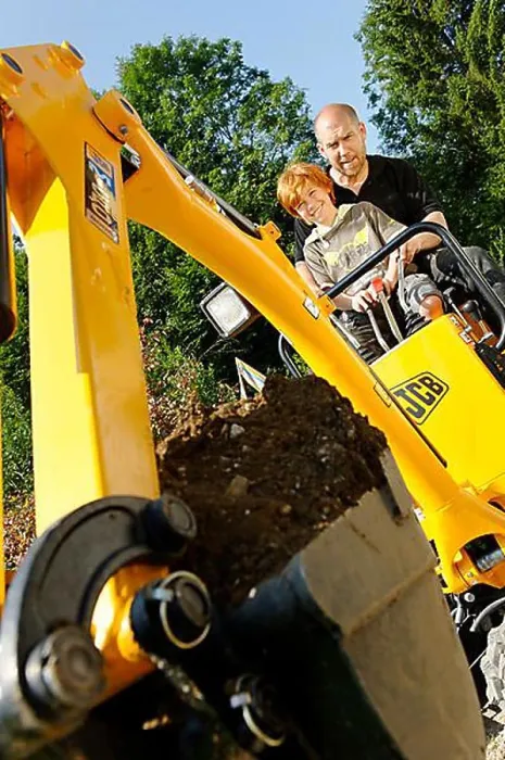 Gerahmter Druck : Kind mit seinem Vater auf einem Mini-Bagger.