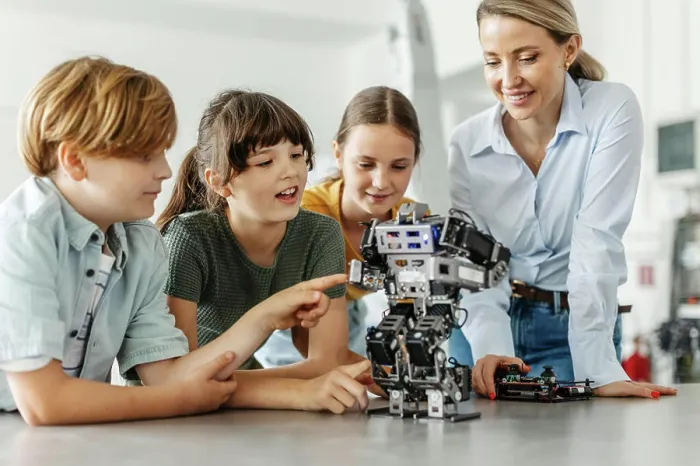 Gerahmter Druck : Kinder lernen Robotik in der Grundschule. Gerahmter Druck : Kinder lernen Robotik in der Grundschule.