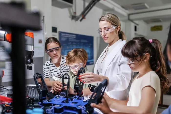 Gerahmter Druck : Kinder lernen Robotik in der Grundschule. Gerahmter Druck : Kinder lernen Robotik in der Grundschule.