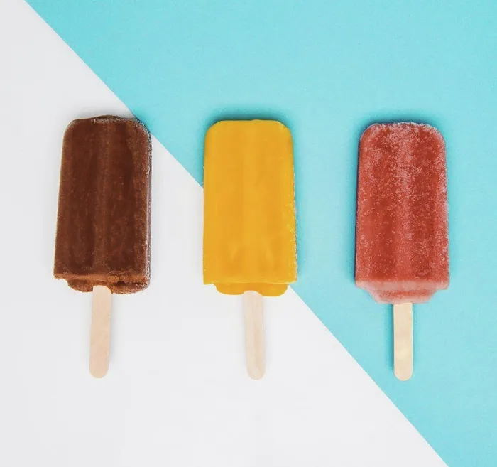 Gerahmter Druck : Schokolade, Mango und Himbeerpopsicles Gerahmter Druck : Schokolade, Mango und Himbeerpopsicles