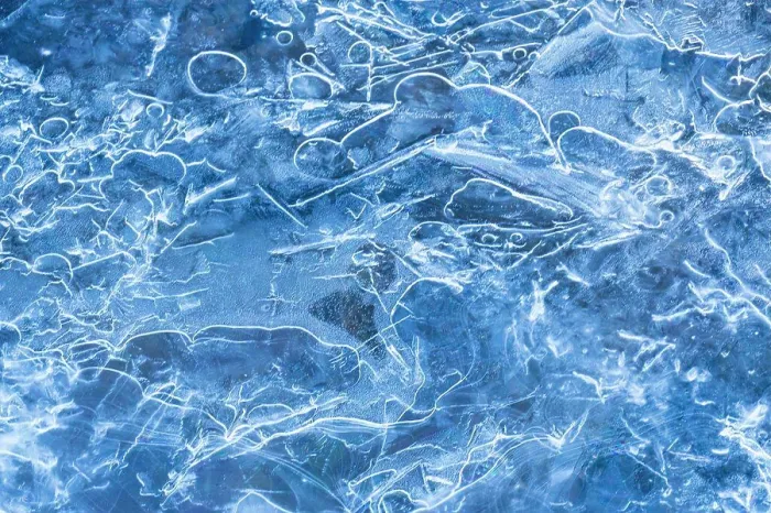 Gerahmter Druck : Klares blauweißes Eis in Fluss. Gerahmter Druck : Klares blauweißes Eis in Fluss.