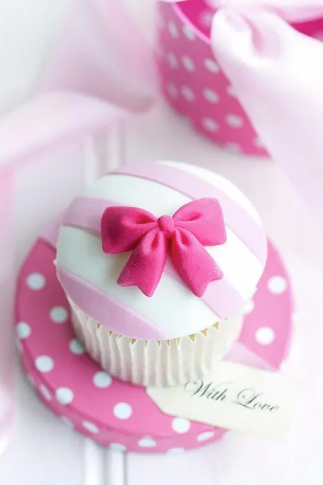 Gerahmter Druck : Kuchenkugel in einer Geschenkbox. Gerahmter Druck : Kuchenkugel in einer Geschenkbox.