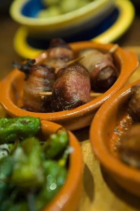 Gerahmter Druck : Leckere Bacon-Wrapped Dates Tapas, Palma, Mallorca, Balearische Inseln, Spanien Gerahmter Druck : Leckere Bacon-Wrapped Dates Tapas, Palma, Mallorca, Balearische Inseln, Spanien