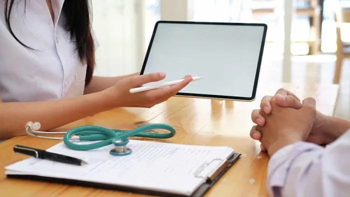 Gerahmter Druck : Arzt verwendet Computer-Tablet, Diskussion mit Patienten. Gerahmter Druck : Arzt verwendet Computer-Tablet, Diskussion mit Patienten.