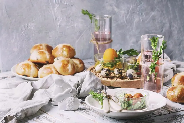 Gerahmter Druck : Osttisch mit farbigen Orangen Eiern. Gerahmter Druck : Osttisch mit farbigen Orangen Eiern.