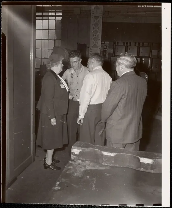 Gerahmter Druck : Edith Nourse Rogers steht mit Männern. Gerahmter Druck : Edith Nourse Rogers steht mit Männern.