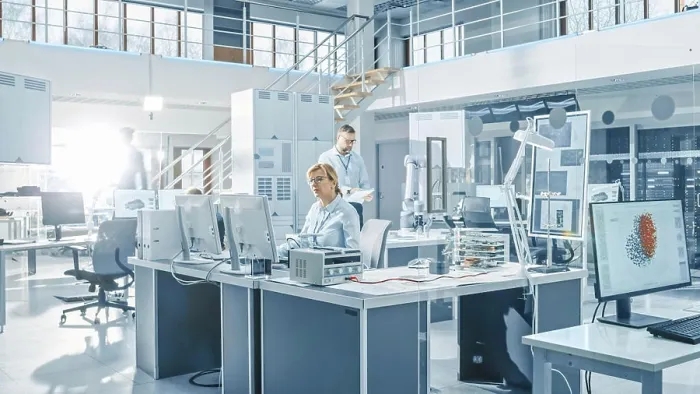 Gerahmter Druck : Ingenieur arbeitet an einem Computer Gerahmter Druck : Ingenieur arbeitet an einem Computer