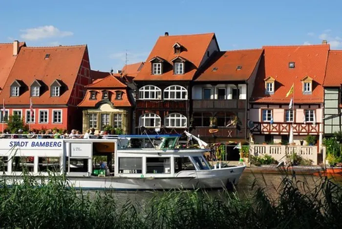 Gerahmter Druck : Ausflugsschiff auf der Regnitz, Bamberg, Oberfranken, Bayern, Deutschland. Gerahmter Druck : Ausflugsschiff auf der Regnitz, Bamberg, Oberfranken, Bayern, Deutschland.