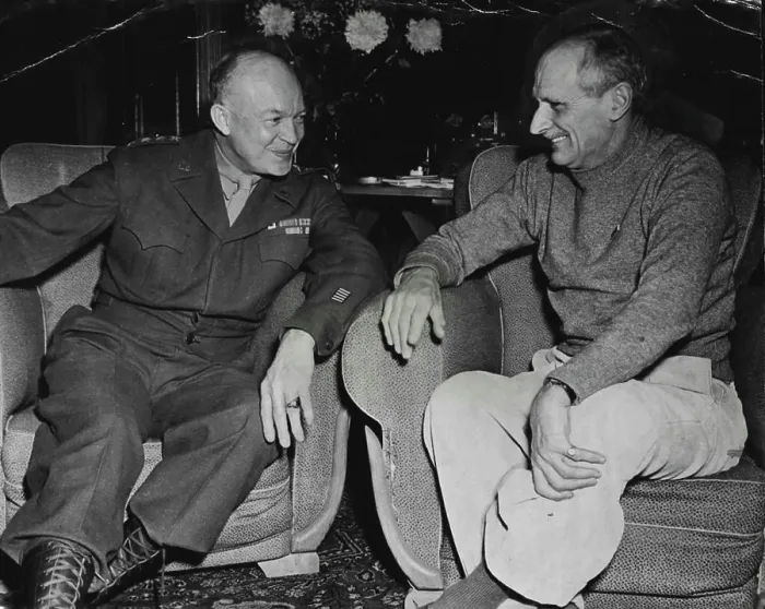 Gerahmter Druck : Alliierte Oberbefehlshaber General Dwight D. Eisenhower und Feldmarschall Sir Bernard Montgomery bei einer Konferenz in Belgien im Dezember 1944 Gerahmter Druck : Alliierte Oberbefehlshaber General Dwight D. Eisenhower und Feldmarschall Sir Bernard Montgomery bei einer Konferenz in Belgien im Dezember 1944