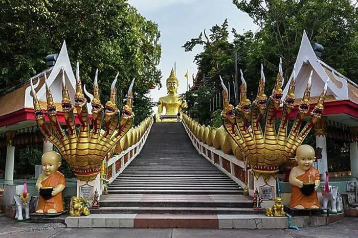 Gerahmter Druck : Goldener Buddha-Statue, siebenköpfiger Naga, Treppen zu Wat Phra Yai-Tempel, Pattaya, Chon Buri Province, Thailand, Asien Gerahmter Druck : Goldener Buddha-Statue, siebenköpfiger Naga, Treppen zu Wat Phra Yai-Tempel, Pattaya, Chon Buri Province, Thailand, Asien