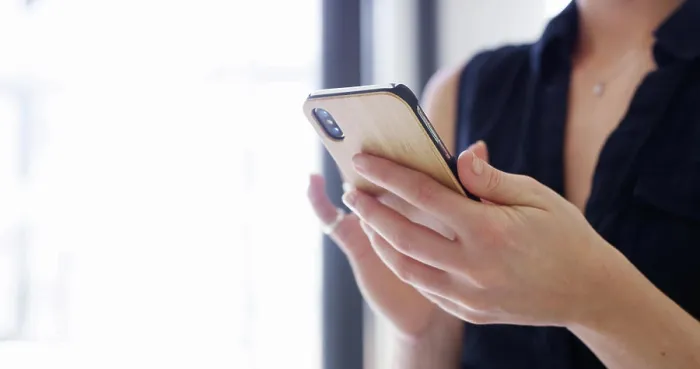 Gerahmter Druck : Hände, Kommunikation und Texting mit Smartphone. Gerahmter Druck : Hände, Kommunikation und Texting mit Smartphone.