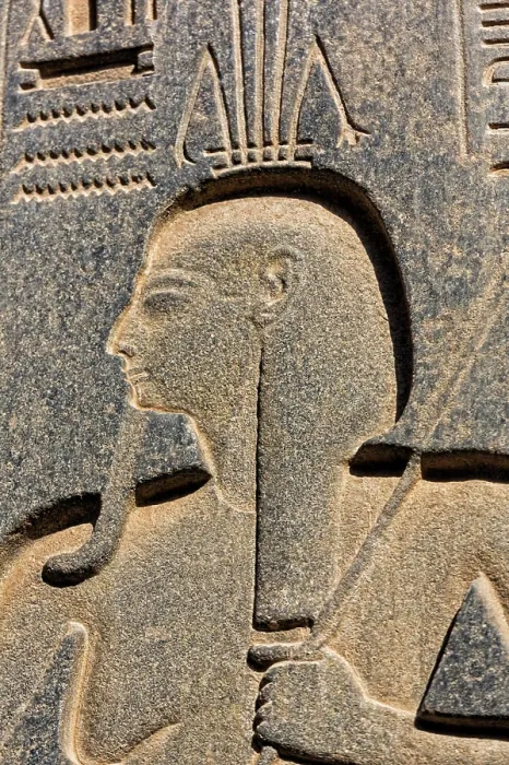 Gerahmter Druck : Hieroglyphen am Tempel von Luxor in Ägypten. Der Tempel von Luxor in Ägypten war das Haus des Amon-Ra, eines alten ägyptischen Gottes; Ägypten. Gerahmter Druck : Hieroglyphen am Tempel von Luxor in Ägypten. Der Tempel von Luxor in Ägypten war das Haus des Amon-Ra, eines alten ägyptischen Gottes; Ägypten.