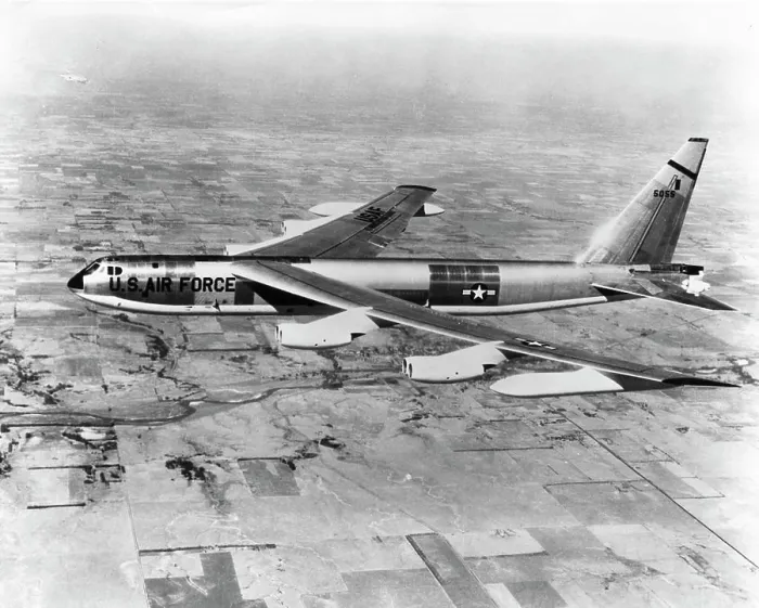Gerahmter Druck : Hoher Winkelblick auf ein Bomberflugzeug im Flug, B-52 Stratofortress, US-Luftwaffe.
