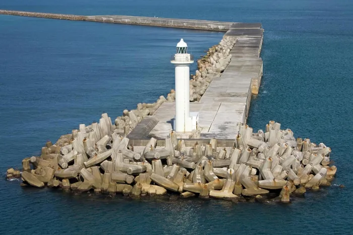 Gerahmter Druck : Hoher Winkelblick auf einen Leuchtturm, Breakwater-Leuchtturm, Naha, Okinawa-Insel, Japan. Gerahmter Druck : Hoher Winkelblick auf einen Leuchtturm, Breakwater-Leuchtturm, Naha, Okinawa-Insel, Japan.