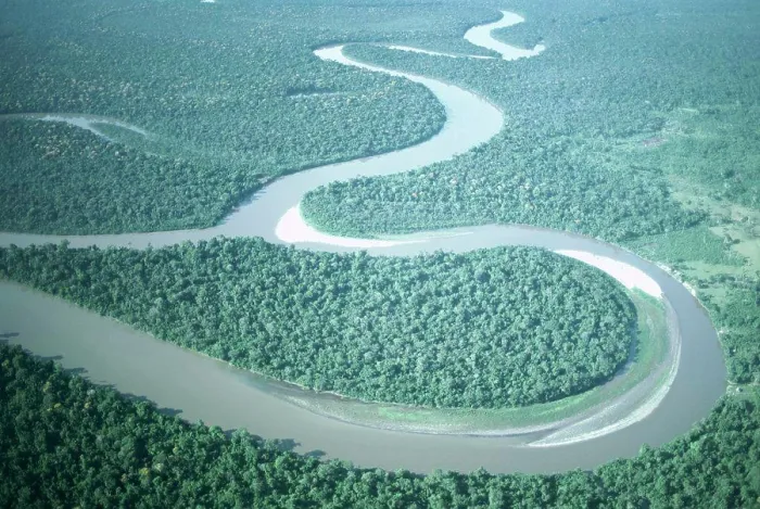 Gerahmter Druck : Hoher Blickwinkel auf einen Fluss, Amazonas-Fluss, Amazonas-Jungle, Brasilien. Gerahmter Druck : Hoher Blickwinkel auf einen Fluss, Amazonas-Fluss, Amazonas-Jungle, Brasilien.