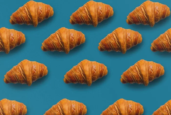 Gerahmter Druck : Horizontale Croissant-Muster mit blauer Hintergrund. Gerahmter Druck : Horizontale Croissant-Muster mit blauer Hintergrund.