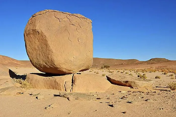 Gerahmter Druck : Gigantische Granitbrocken in den Teffedest-Bergen, Sahara, Teffedest-Berge, Provinz Tamanrasset, Algerien, Afrika. Gerahmter Druck : Gigantische Granitbrocken in den Teffedest-Bergen, Sahara, Teffedest-Berge, Provinz Tamanrasset, Algerien, Afrika.