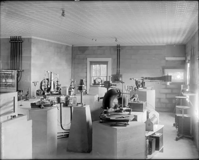 Gerahmter Druck : INTERIOR VON EINER PHYSIKALISCHEN LABORATORIUMS AUF MT. WILSON, MIT KREISFÖRMIGEM TISCH IM GEBRUCH.