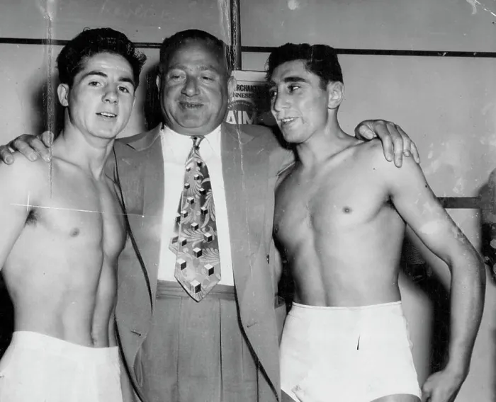 Gerahmter Druck : Jack 'King' Solomons, der Boxer, der Peter Keenan nach dem Kampf in Johannesburg im Januar 1953 ermutigt. Gerahmter Druck : Jack 'King' Solomons, der Boxer, der Peter Keenan nach dem Kampf in Johannesburg im Januar 1953 ermutigt.
