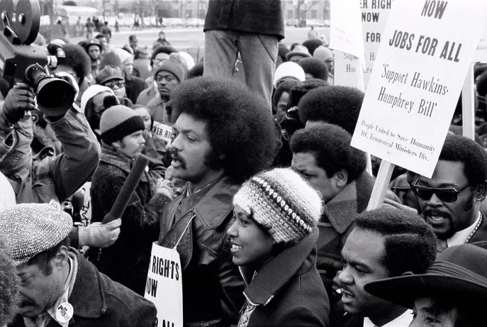 Gerahmter Druck : Jesse Jackson spricht in ein Mikrofon. Gerahmter Druck : Jesse Jackson spricht in ein Mikrofon.