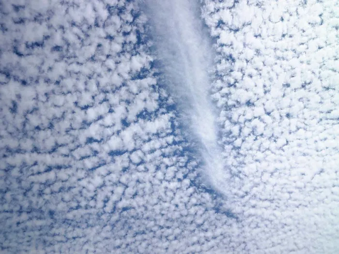 Gerahmter Druck : Jetstream zerfällt auf einem Pfad durch weiche Wolken. Gerahmter Druck : Jetstream zerfällt auf einem Pfad durch weiche Wolken.