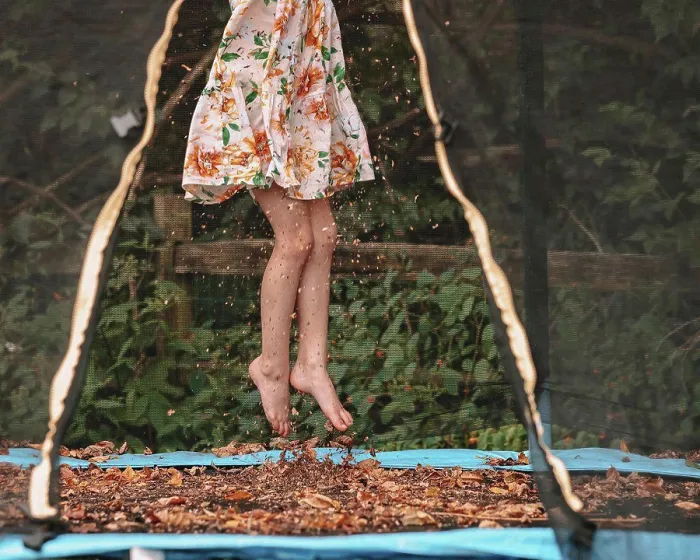 Gerahmter Druck : Springen in den Herbstblättern auf ihrer Trampolin. Gerahmter Druck : Springen in den Herbstblättern auf ihrer Trampolin.