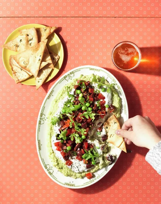 Gerahmter Druck : Schichtiger mediterraner Dip mit Chips. Gerahmter Druck : Schichtiger mediterraner Dip mit Chips.
